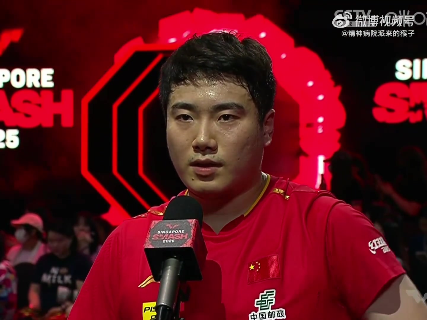 谈球吧有些无奈🙁梁靖崑赛后采访时，观众爆发热烈“欢呼”打断采访