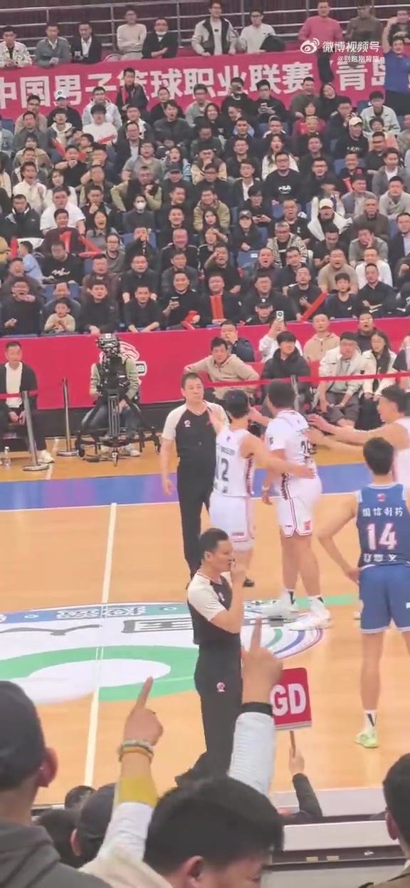 谈球吧官网登录入口你咋看？洛夫顿戳裁判脸停1场罚5万 此前赵睿冲撞裁判停5场罚10万