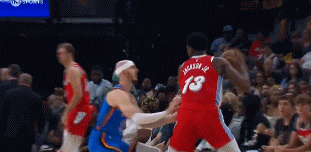 谈球吧体育app下载看着都疼！小贾伦连续挥肘+拍打卡鲁索面部 被吹一级恶意犯规