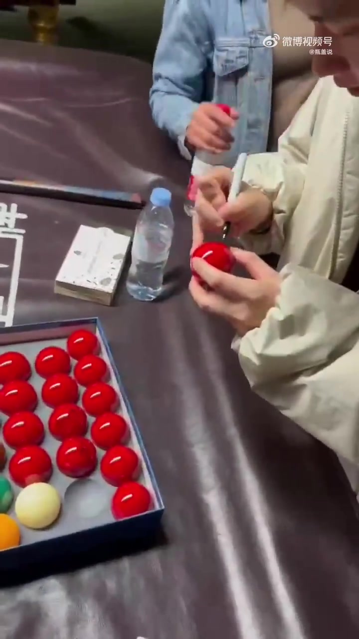 谈球吧官网登录入口50万镑怎么花？🤣赵心童调侃：50万已经花掉了，昨晚就花掉了