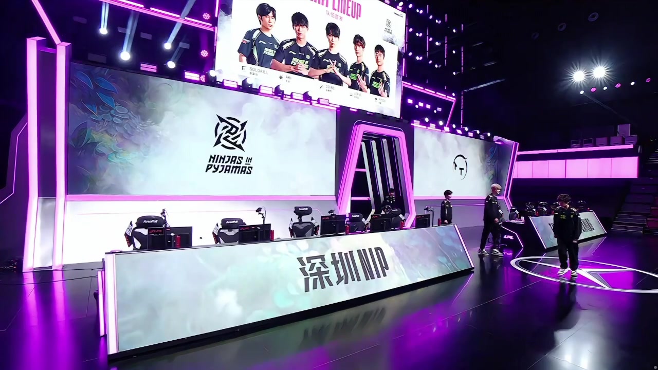 谈球吧体育app下载十周年快乐！Doinb双手比十纪念自己职业之路十周年