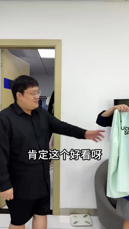 谈球吧体育官网入口解说米勒整活视频：今天这俩队服哪个好看一点？